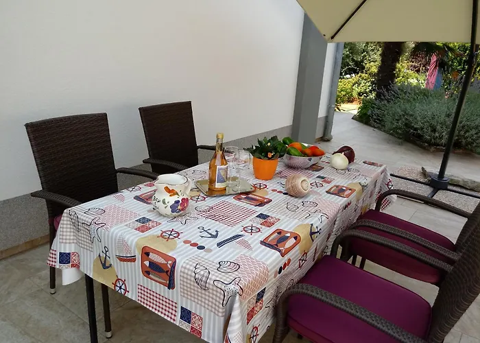 Violeta 아파트 풀라